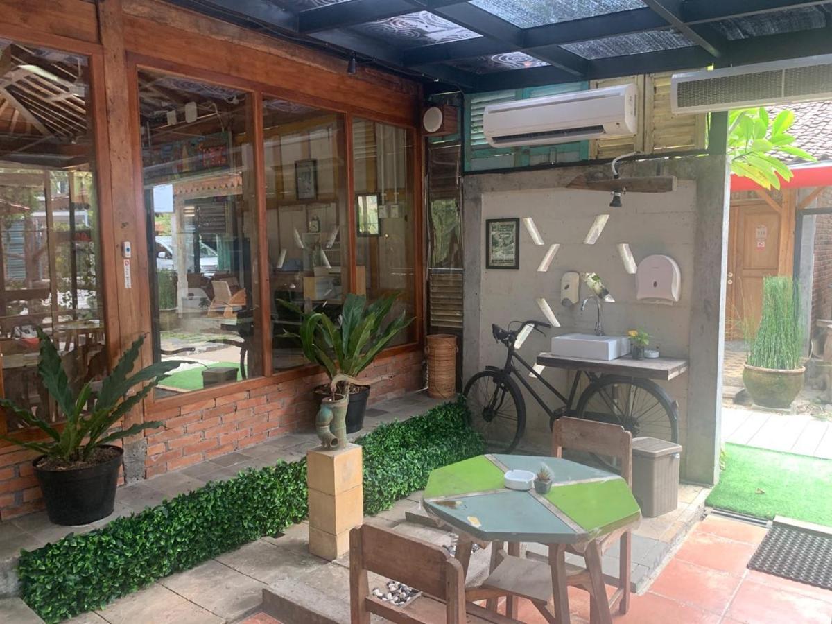 Kampung Lawasan Heritage Cottage Maguwo Exterior foto