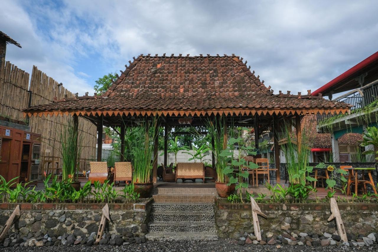 Kampung Lawasan Heritage Cottage Maguwo Exterior foto