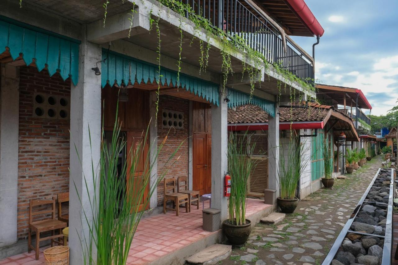 Kampung Lawasan Heritage Cottage Maguwo Exterior foto