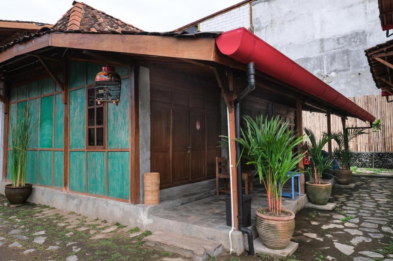 Kampung Lawasan Heritage Cottage Maguwo Exterior foto