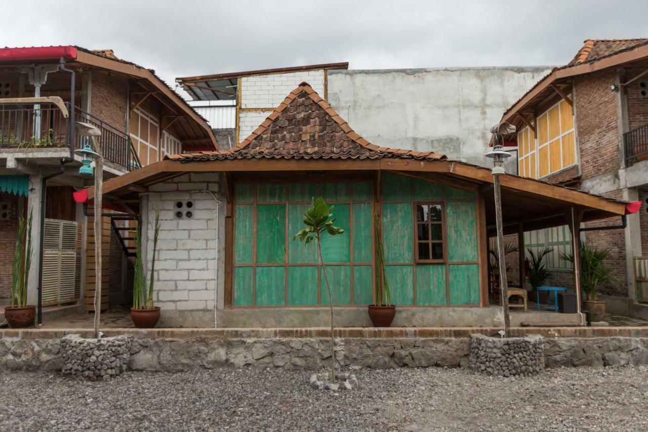 Kampung Lawasan Heritage Cottage Maguwo Exterior foto