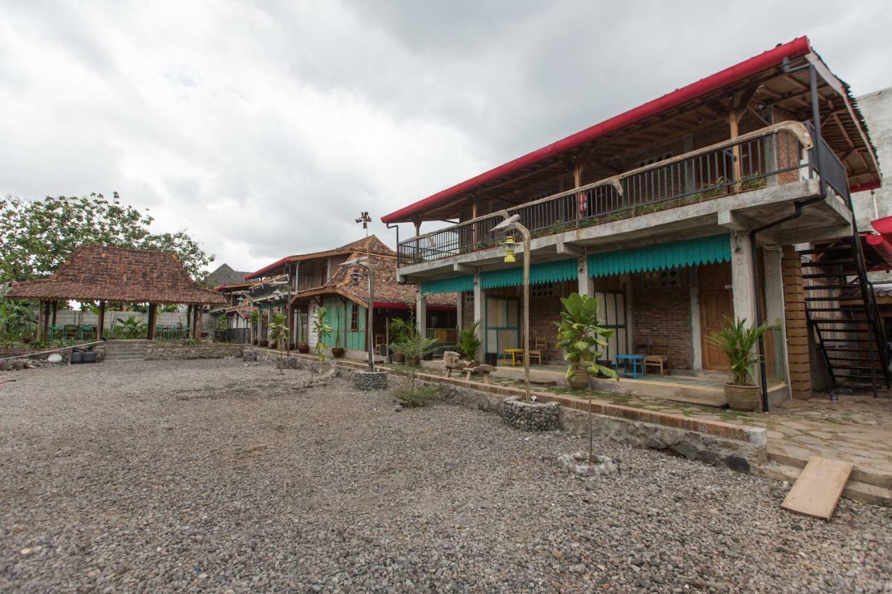 Kampung Lawasan Heritage Cottage Maguwo Exterior foto
